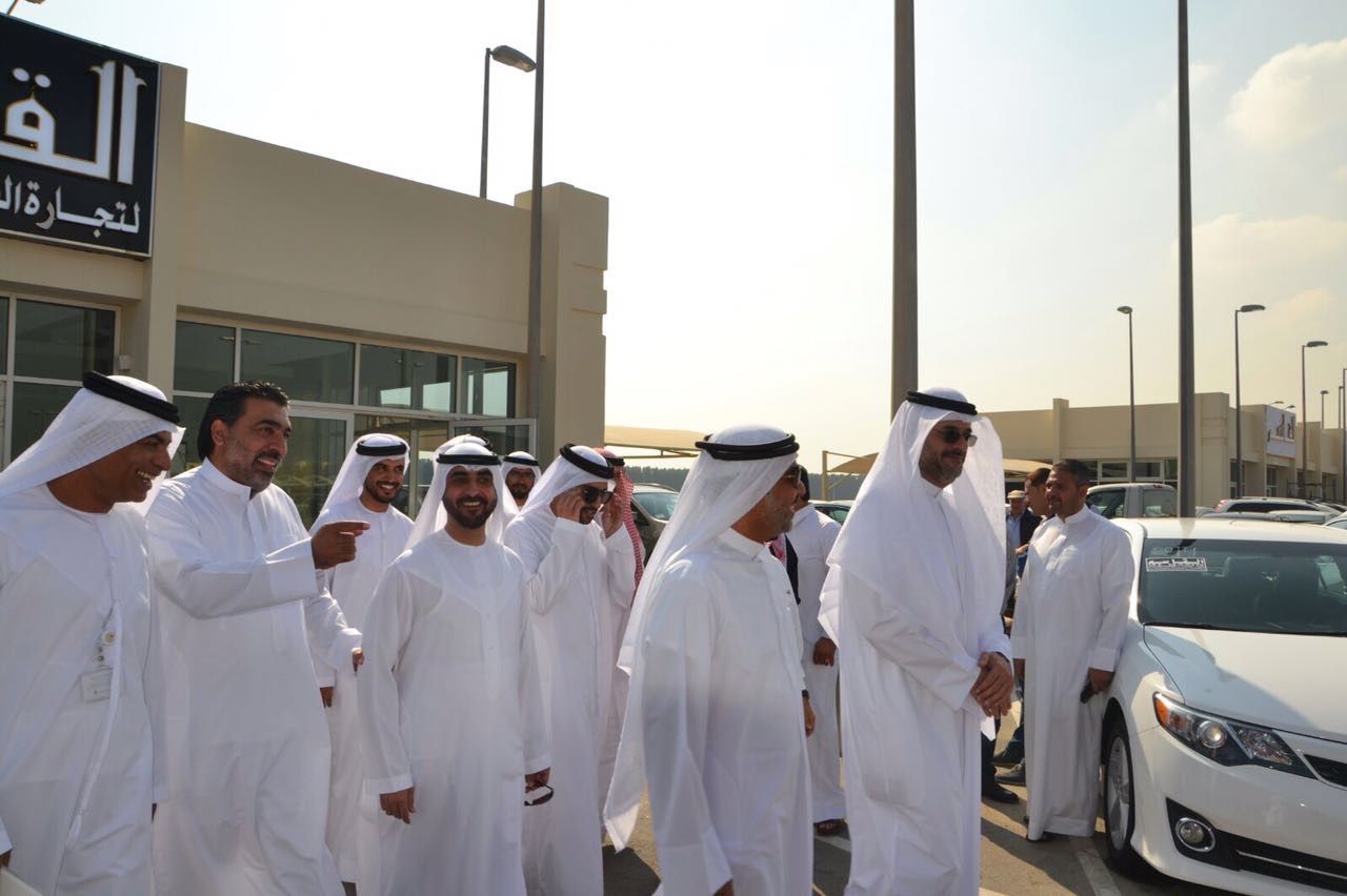 Des invités visitent le showroom Al Qassim le jour de l’ouverture