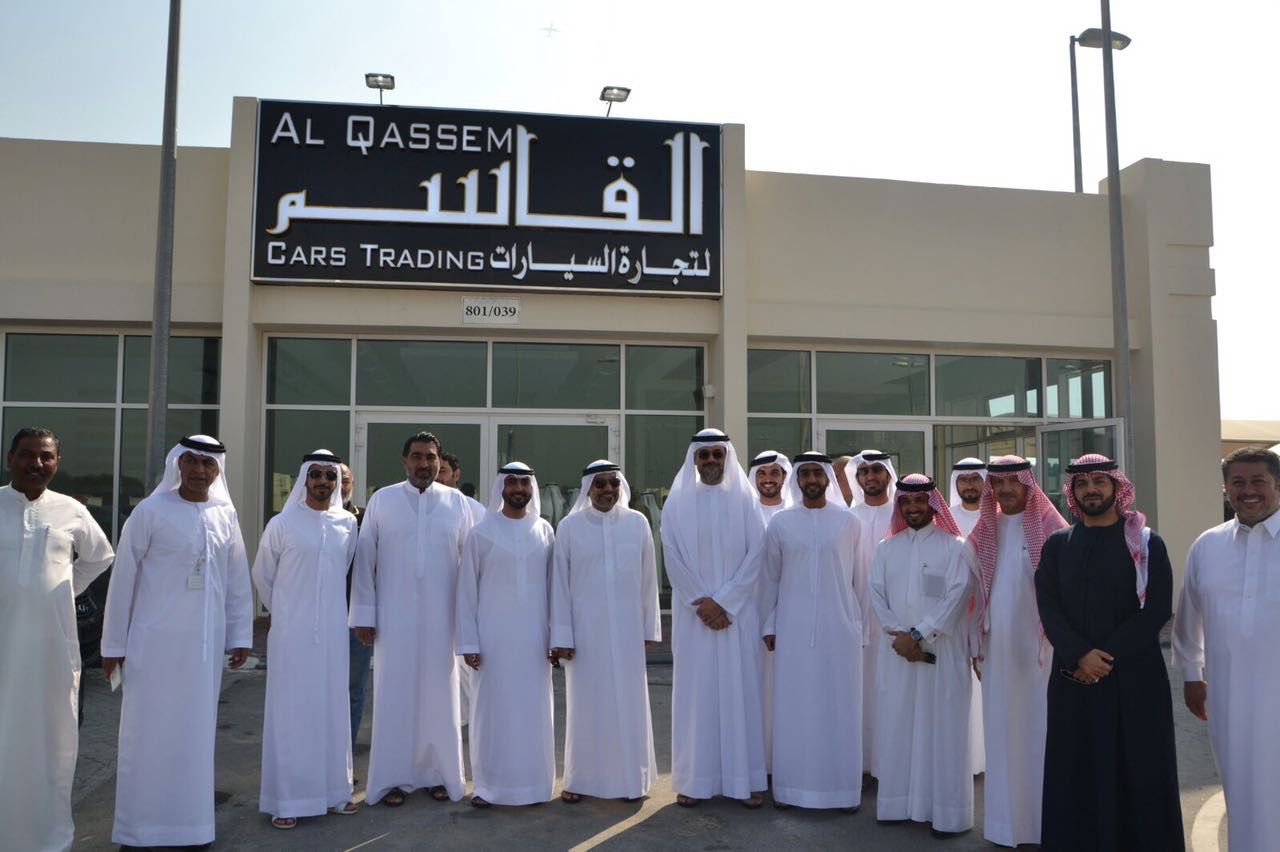 Photo souvenir de l’équipe Al Qassim devant le showroom