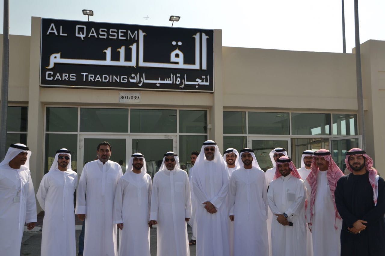 L’équipe Al Qassim devant le showroom Al Qassim Car Trading le jour de l’ouverture